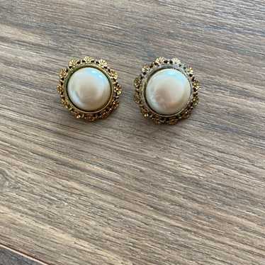 VINTAGE PEARL ROUND GOLD SEASHELL EDGE CLIP ON EA… - image 1