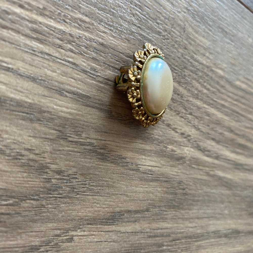 VINTAGE PEARL ROUND GOLD SEASHELL EDGE CLIP ON EA… - image 4