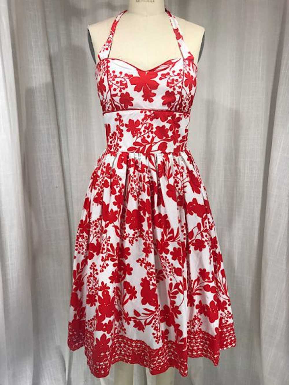 Vintage Inspired 50’s Red & White Flower Print Ha… - image 1