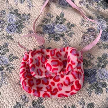 Pink and white cheetah print purse.