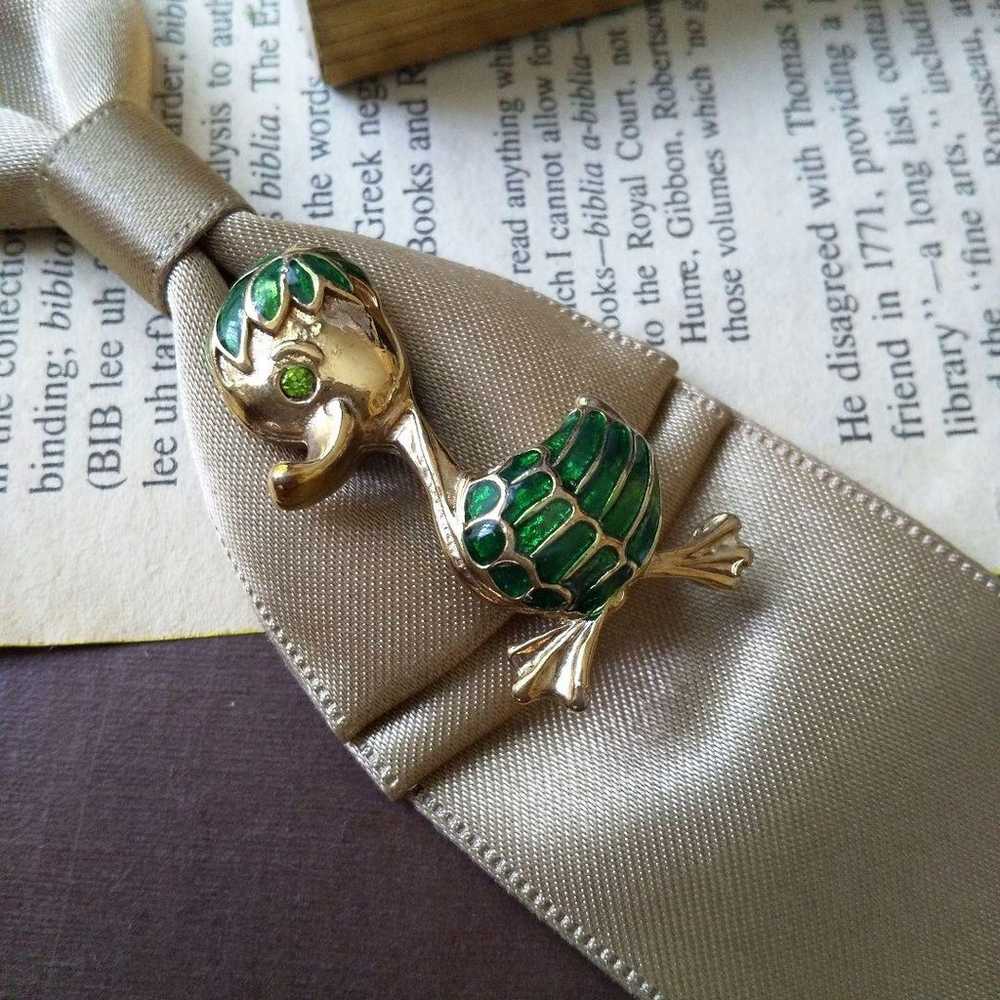 V mark, domestic duck, duck brooch, green, bird, … - image 10