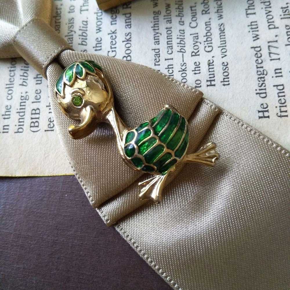 V mark, domestic duck, duck brooch, green, bird, … - image 12