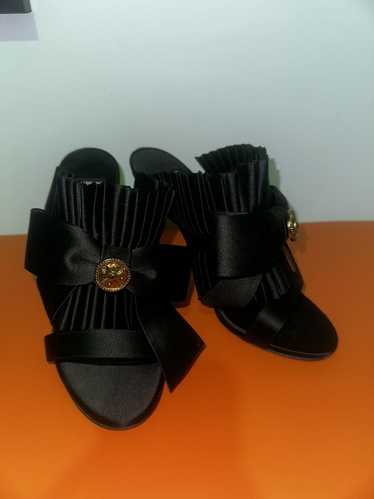 Designer Fausto Puglisi black pumps