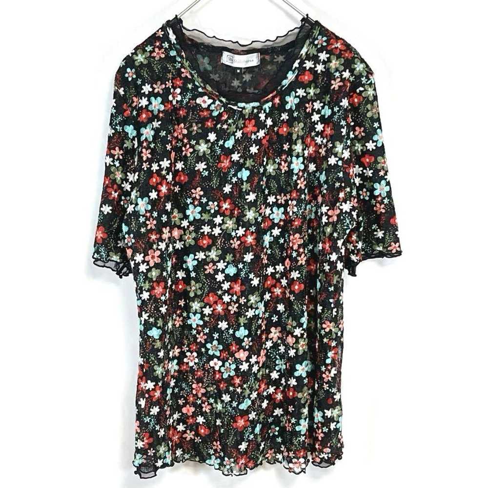 Floral pattern t-shirt, size M, black, stretchy, … - image 1