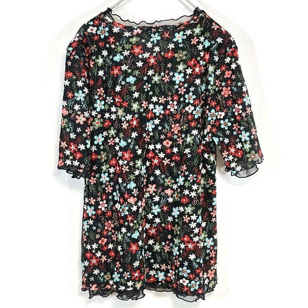 Floral pattern t-shirt, size M, black, stretchy, … - image 2