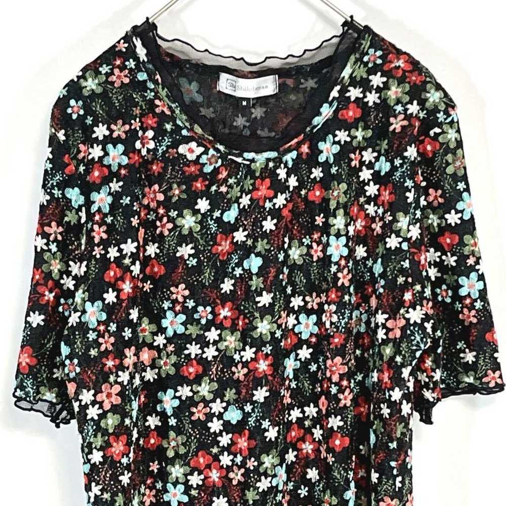 Floral pattern t-shirt, size M, black, stretchy, … - image 3