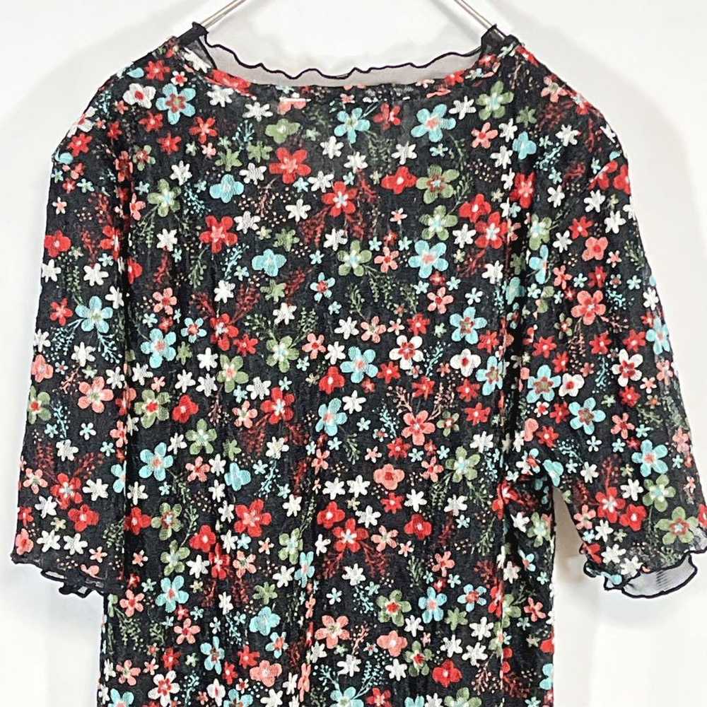 Floral pattern t-shirt, size M, black, stretchy, … - image 4