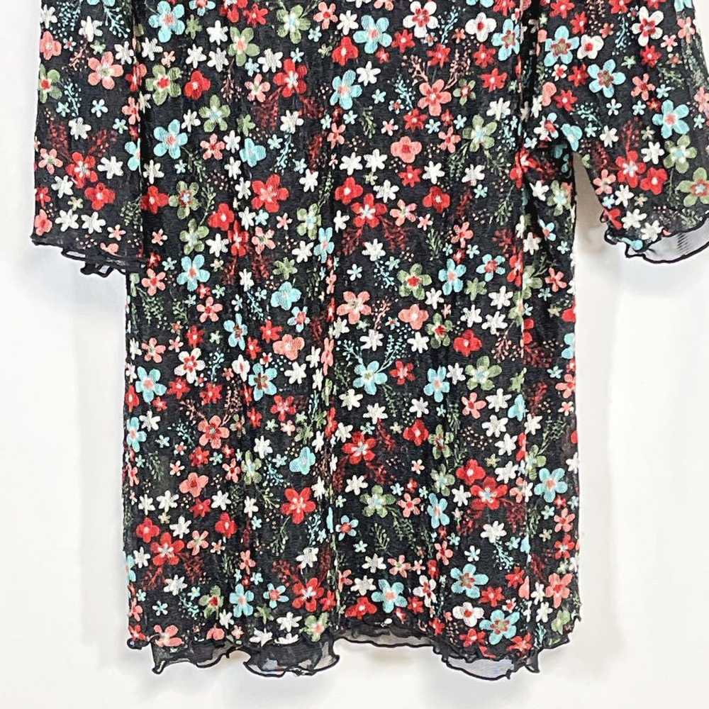 Floral pattern t-shirt, size M, black, stretchy, … - image 6