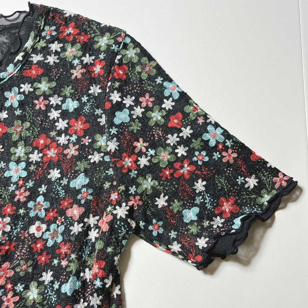 Floral pattern t-shirt, size M, black, stretchy, … - image 7