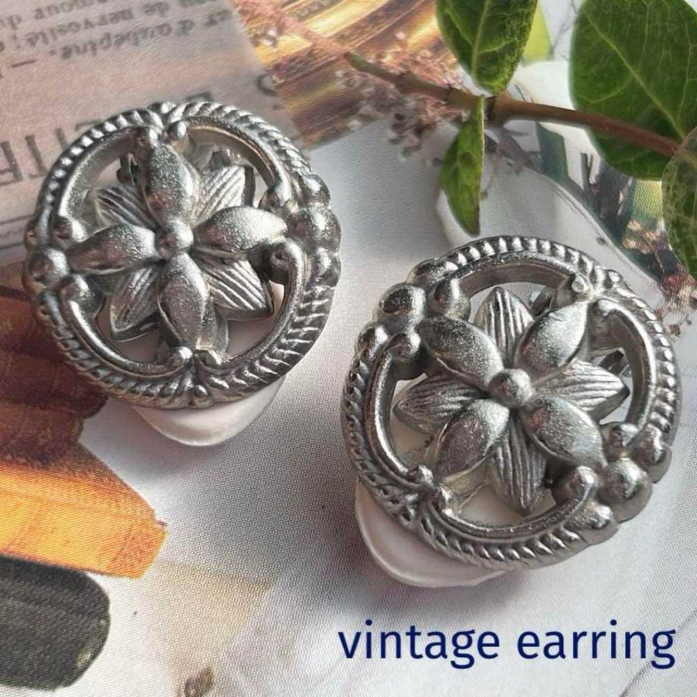 Vintage earrings with a sophisticated rich botani… - image 1