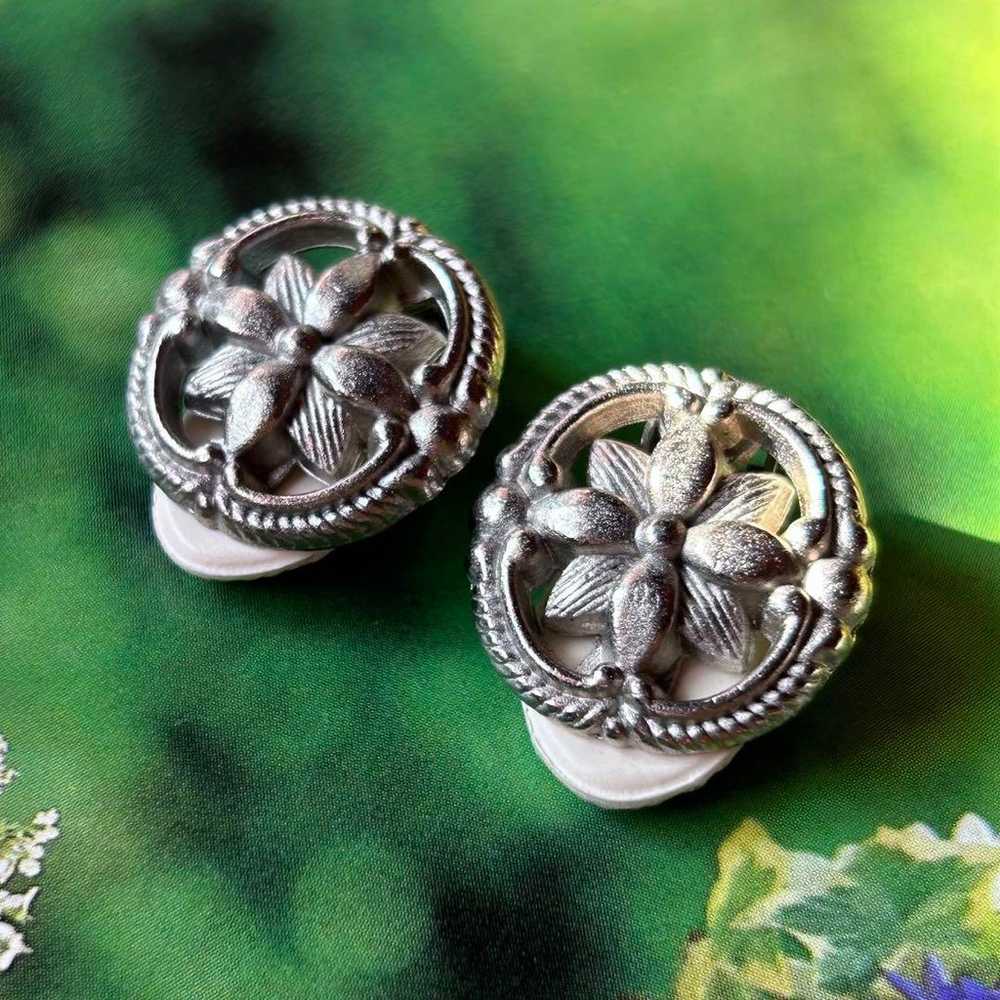 Vintage earrings with a sophisticated rich botani… - image 4