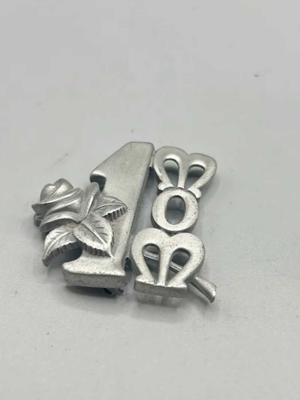 #1 MOM Pewter Pin Brooch Vintage 70s Pin with Ros… - image 3