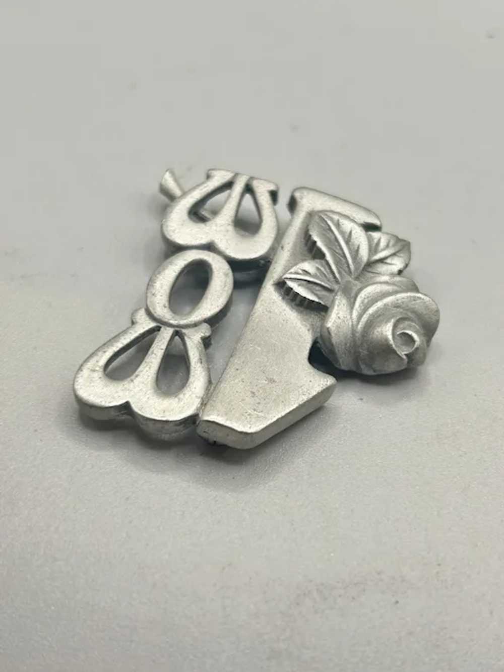 #1 MOM Pewter Pin Brooch Vintage 70s Pin with Ros… - image 4