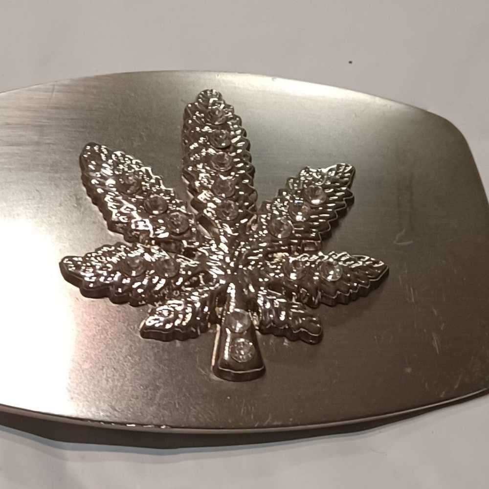 A BEAUTIFUL VINTAGE MARIJUANA LEAF RHINESTONES BE… - image 1