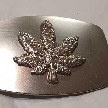 A BEAUTIFUL VINTAGE MARIJUANA LEAF RHINESTONES BE… - image 1