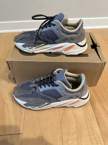 Adidas Yeezy 700 magnet