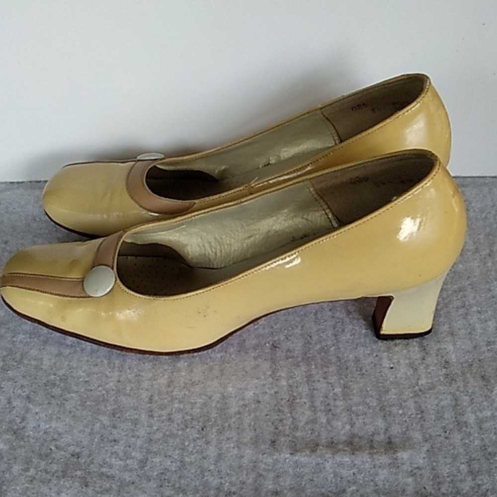 Vintage 1960s two tone Brogue style heels - image 3