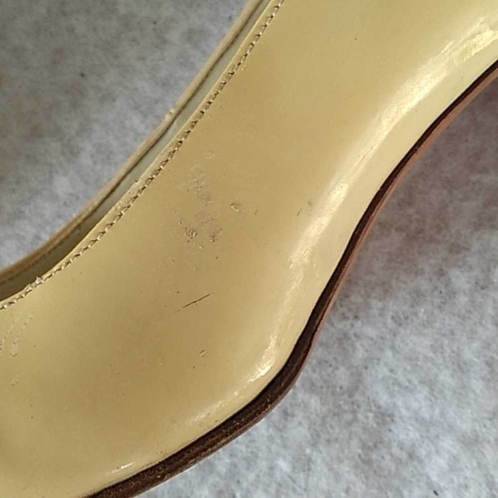 Vintage 1960s two tone Brogue style heels - image 4