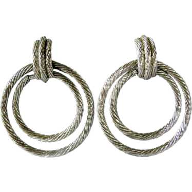 CROWN TRIFARI Dangling Circles Earrings Textured C