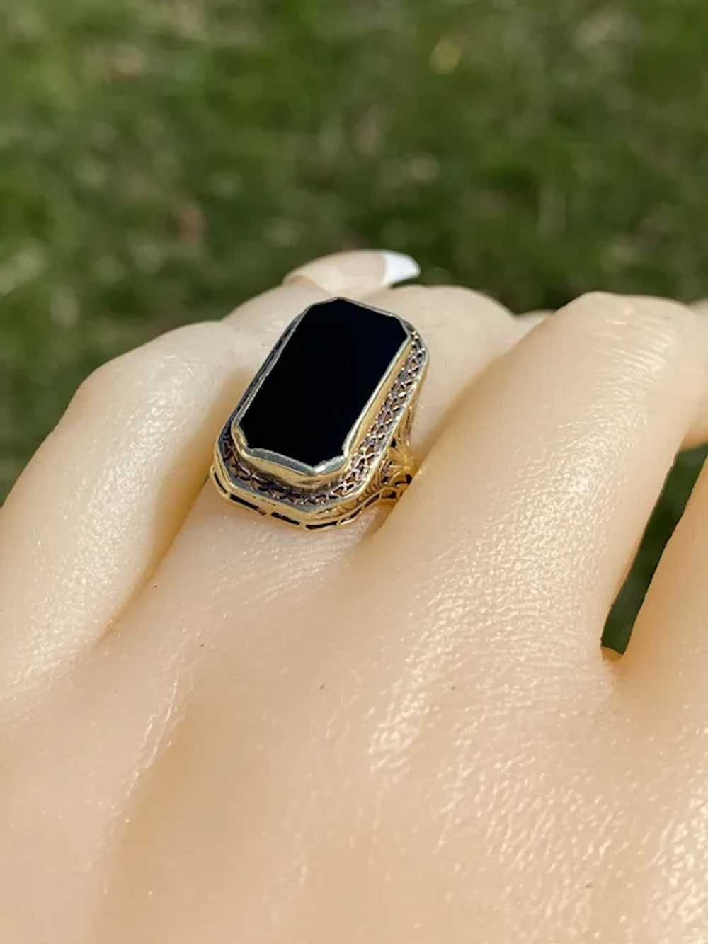 Art Deco Era Onyx Filigree Ring in Yellow Gold - image 9