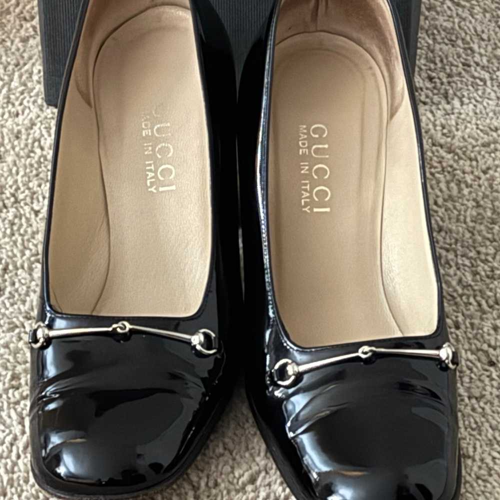 Gucci black leather pumps - image 6