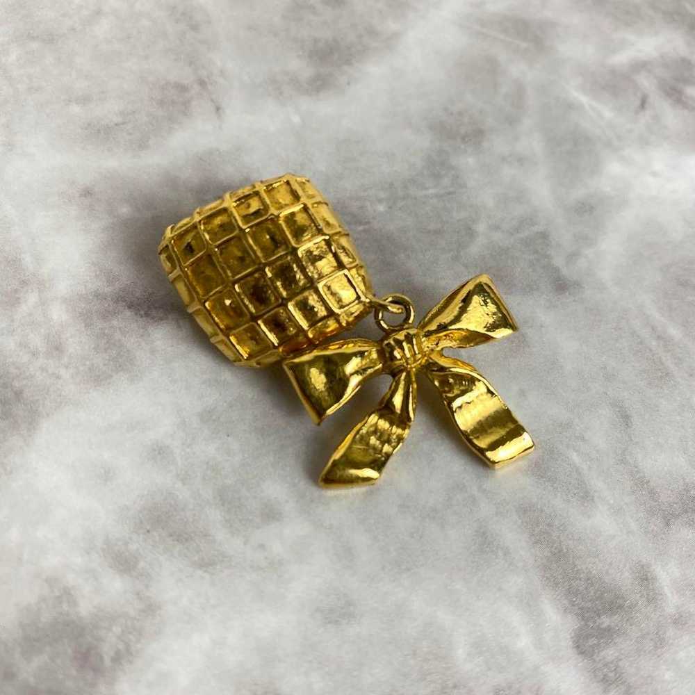 CHANEL vintage earrings Matelasse Ribbon Gold - image 1