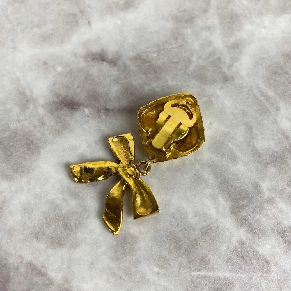 CHANEL vintage earrings Matelasse Ribbon Gold - image 3