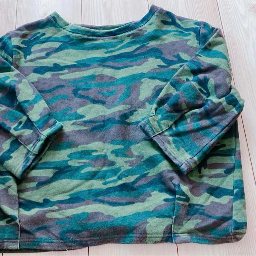 Camouflage pattern short-length top/sweatshirt an… - image 1