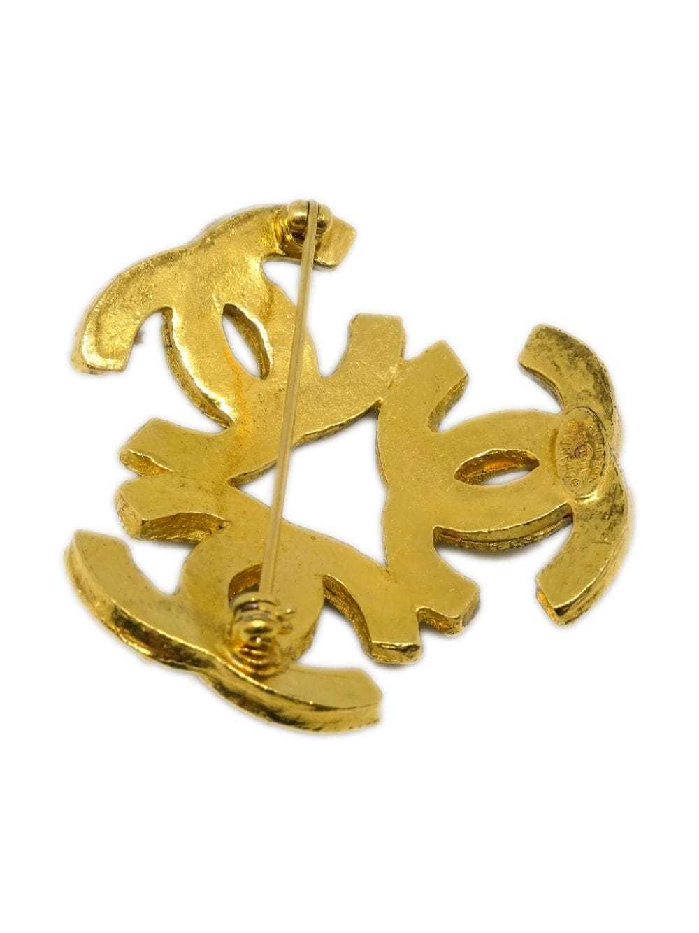 CHANEL Pre-Owned 1994 Triple CC brooch - Gold - image 3