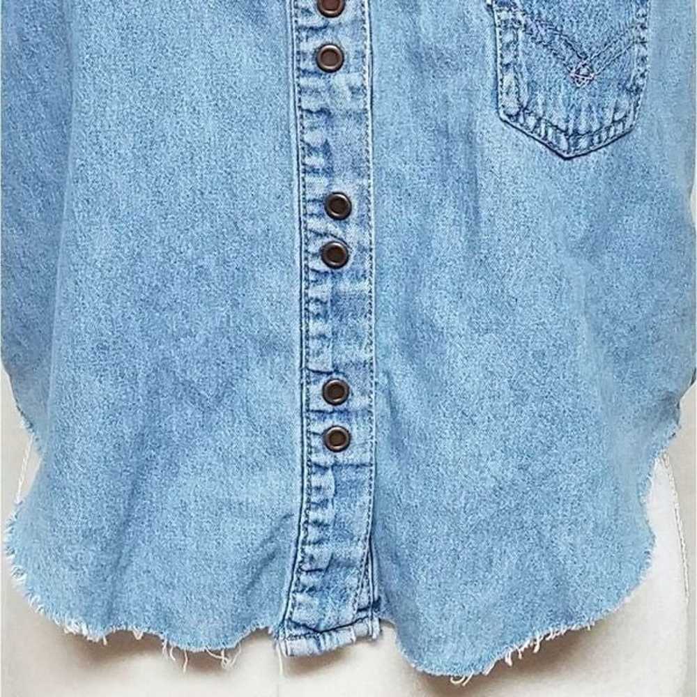 Vintage 96 Levi's Raw Cut Sleeveless Chambray Top - image 4