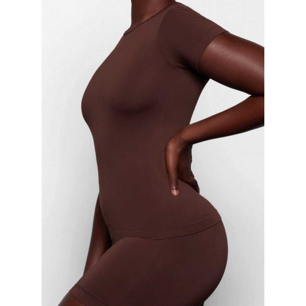 SKIMS Skims Soft Smoothing Seamless T Shirt Cocoa… - image 3