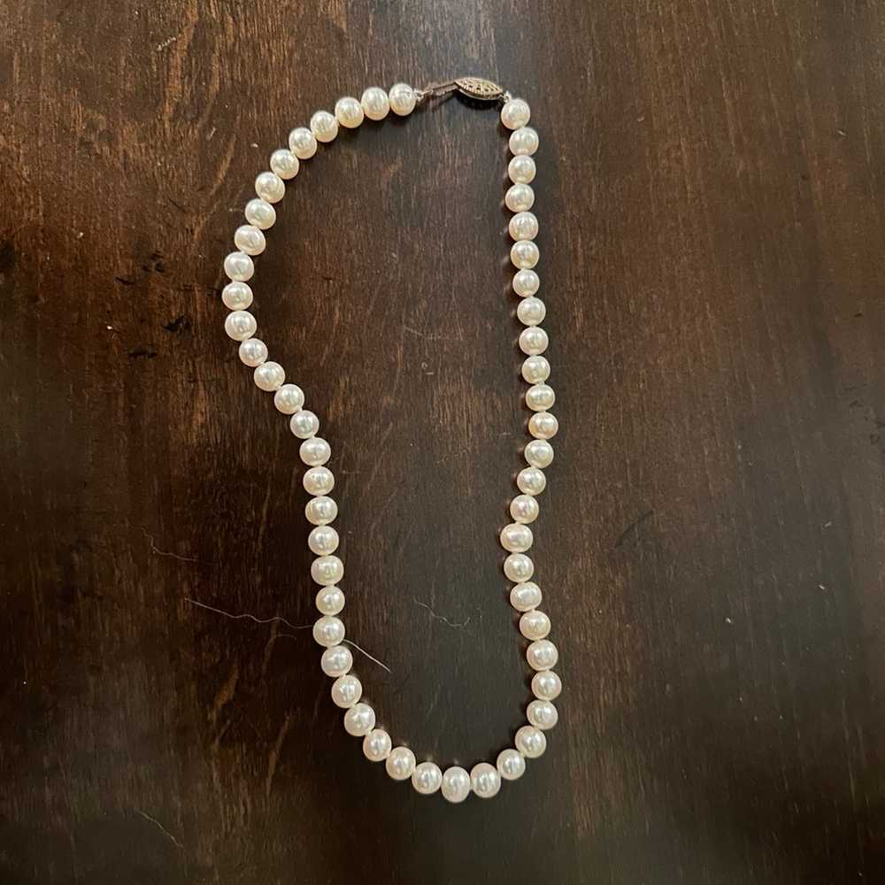 Beautiful pearl necklace - image 1