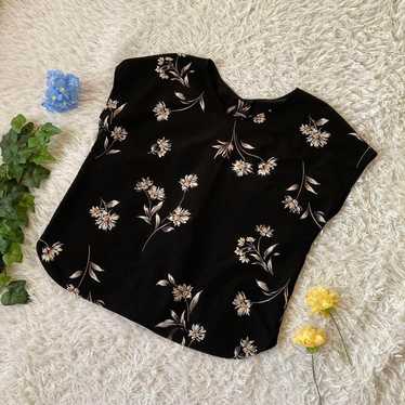 Brand new Indivi sleeveless blouse with flower pat