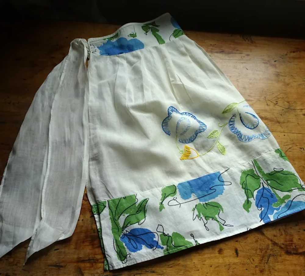 BEAUTIFUL Vintage Apron, Hand Embroidered Flowers… - image 2