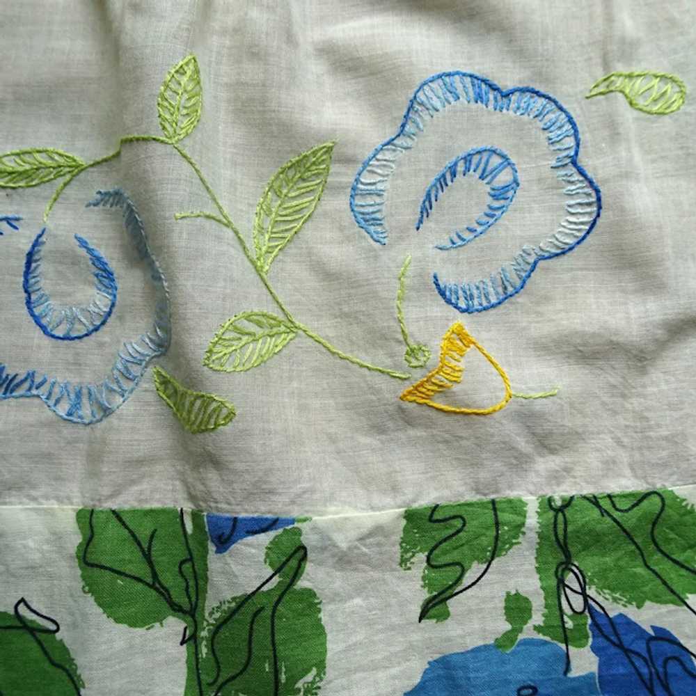 BEAUTIFUL Vintage Apron, Hand Embroidered Flowers… - image 4