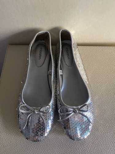 Streetwear Silver sequin xhilaration flats size 8.