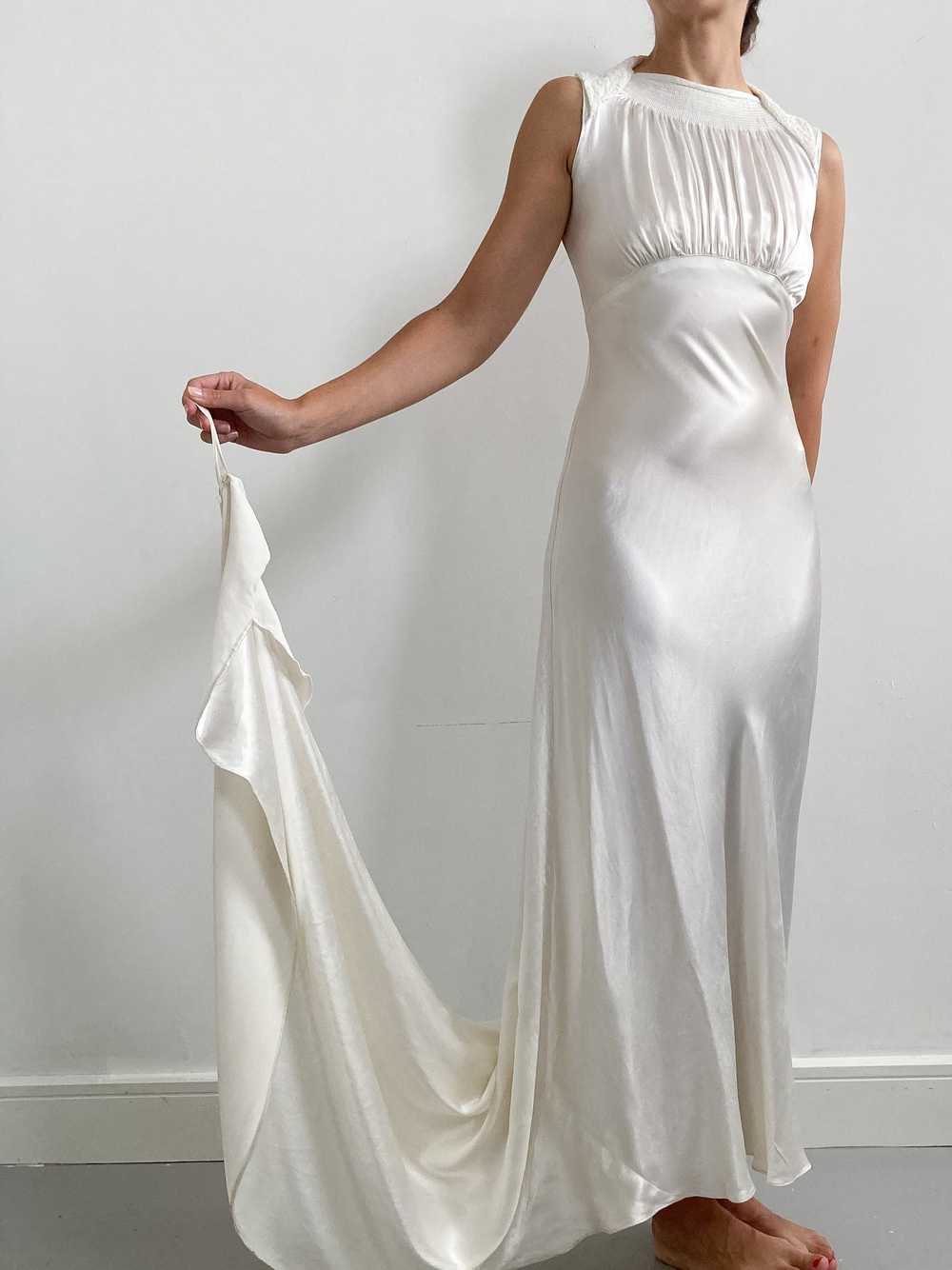 1930s Ivory Satin Sleeveless Wedding Dress with G… - image 5