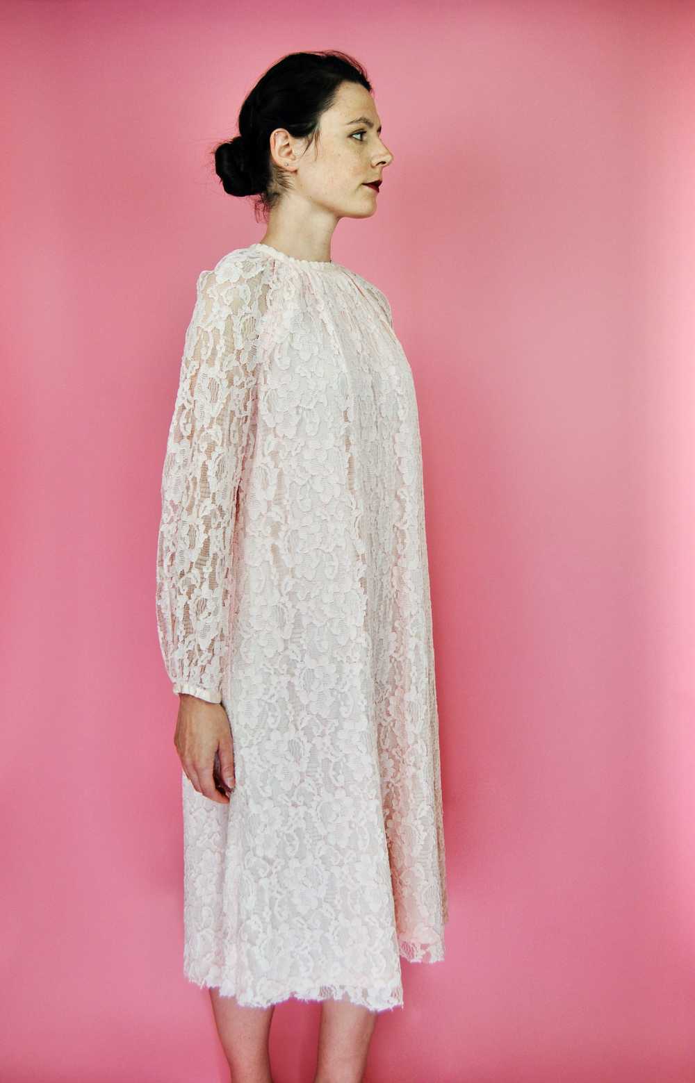 1960s Vintage Pale Pink Lace Cocktail or Party Sh… - image 10