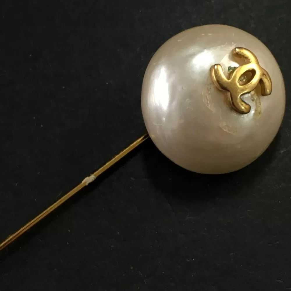 Chanel Authentic CHANEL CC Logo Faux Pearl Brooch… - image 4