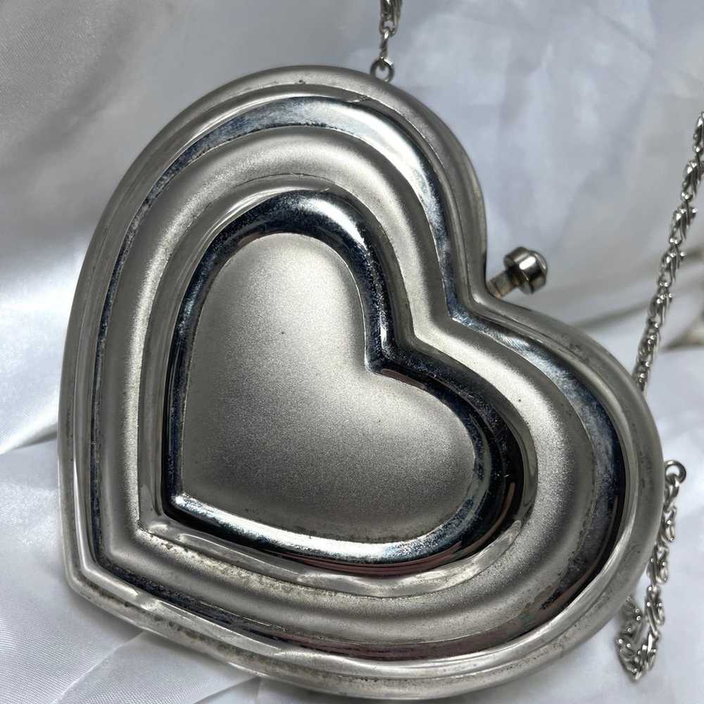 Heart shaped vintage silver and velvet metal purse - image 4