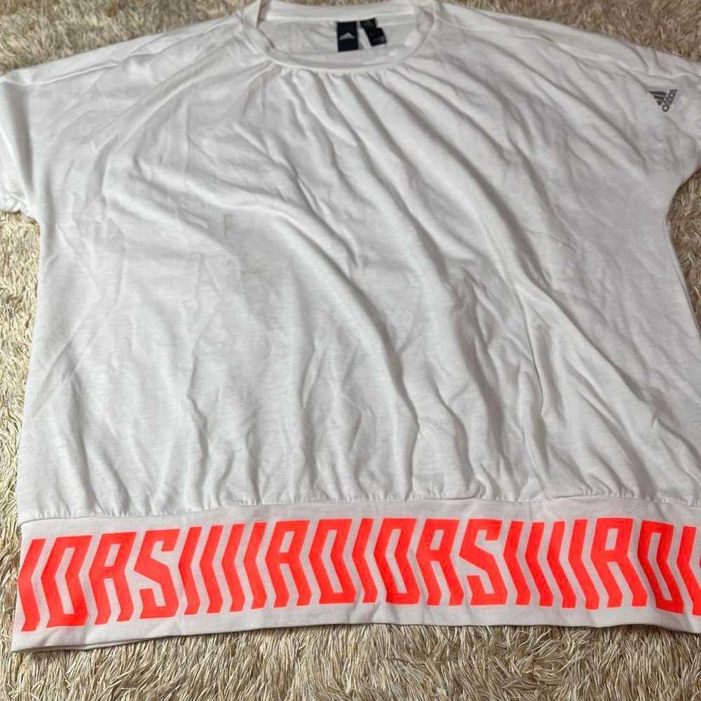 【adidas】Loose fit, short-sleeved shirt with logo … - image 5