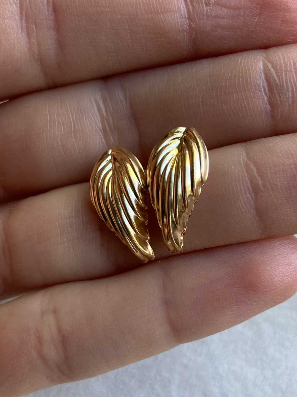 ZZ Vintage 14K Gold Ribbed Leaf Studs | Used,… - image 3