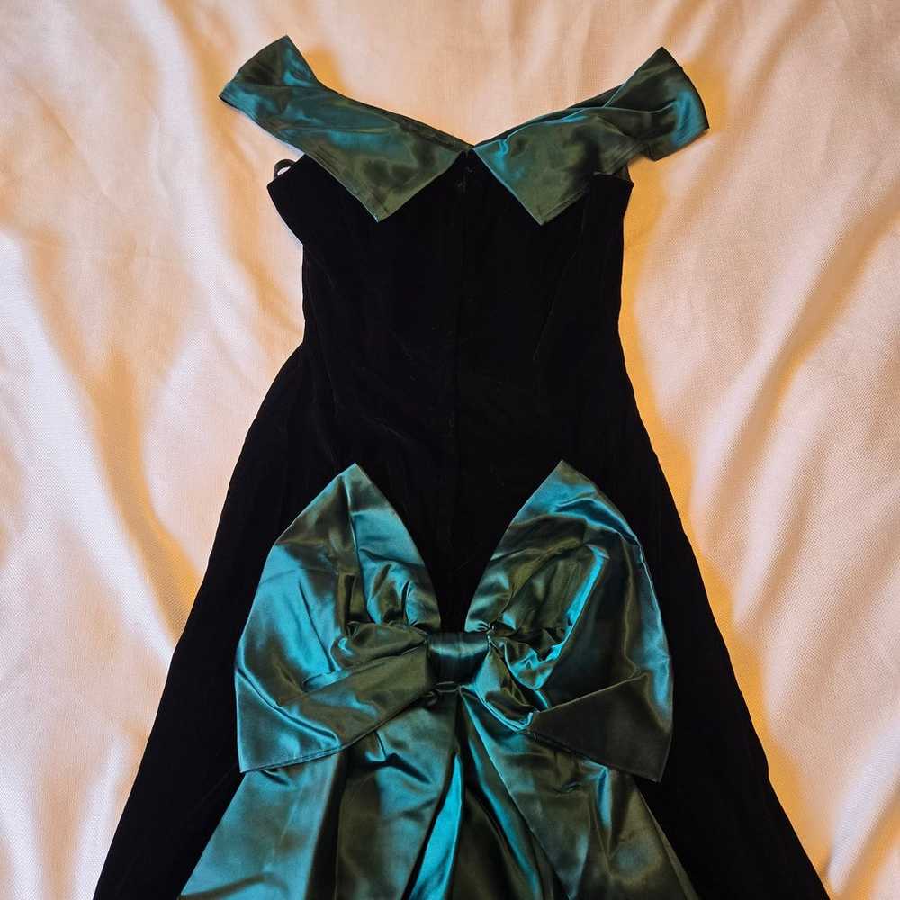 Size 8 Vintage LORALIE Black Velvet Green Satin O… - image 12