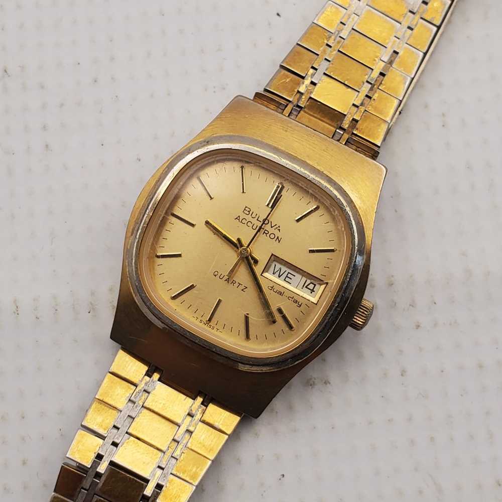 VINTAGE BULOVA ACCUTRON QUARTZ DUAL DAY MEN'S SWI… - image 2