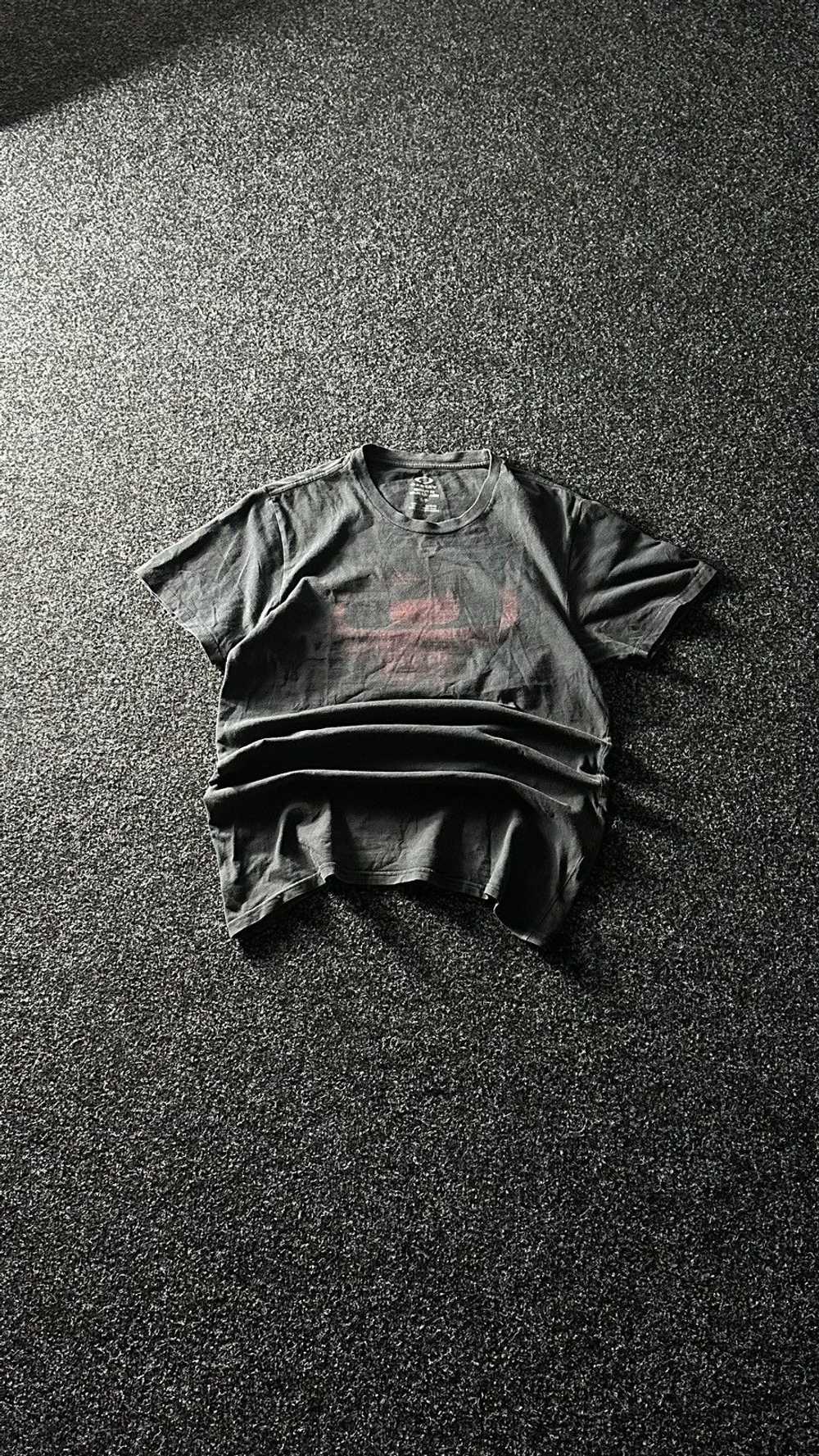 Oakley × Streetwear × Vintage ❗️vintage 00s Oakley big logo tee Black outdoor faded