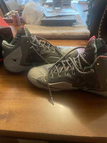 Nike LEBRON XI BASKETBALL SHOES