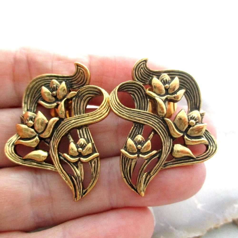 Vintage Avon Antiqued Gold Tone Flower Earrings - image 1