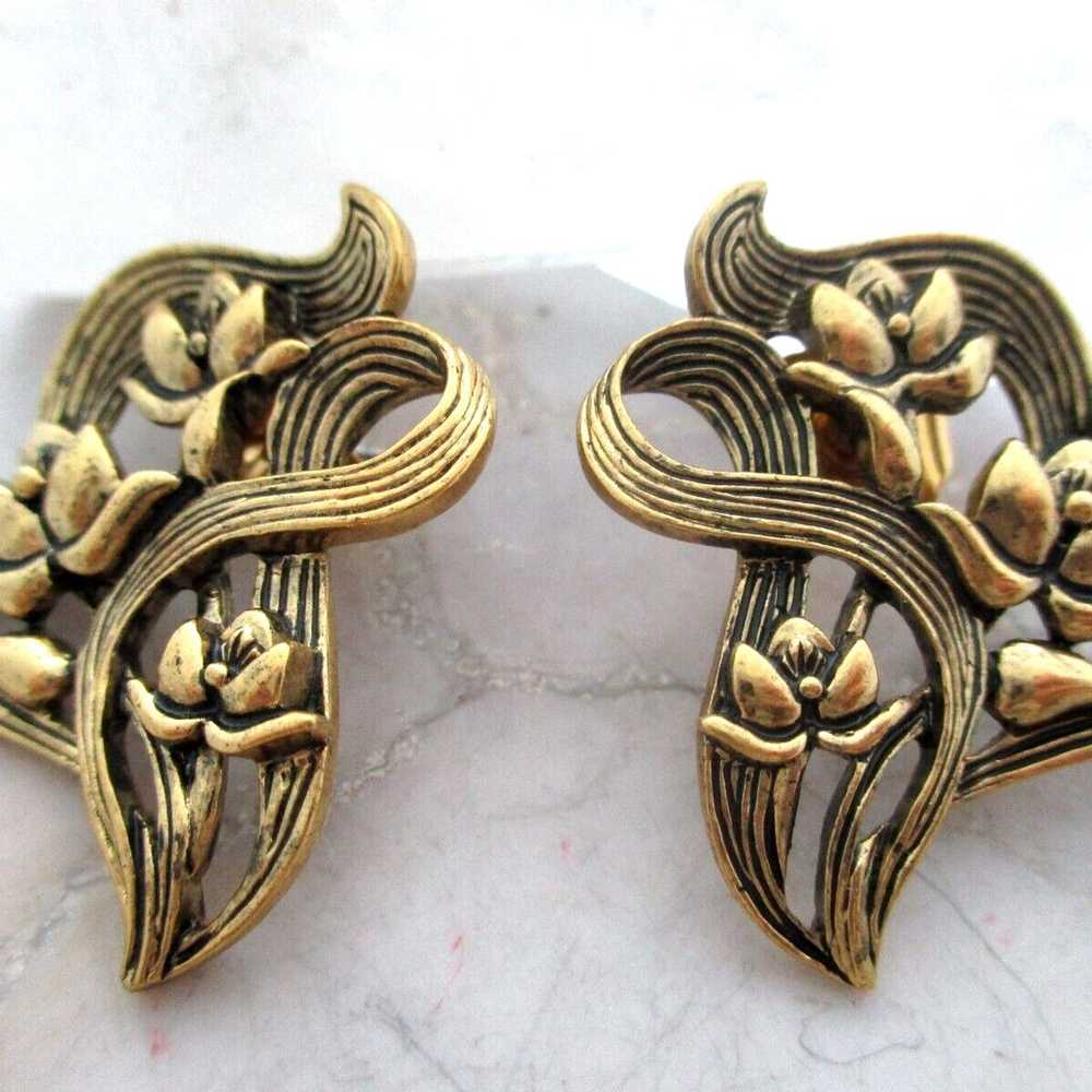 Vintage Avon Antiqued Gold Tone Flower Earrings - image 2