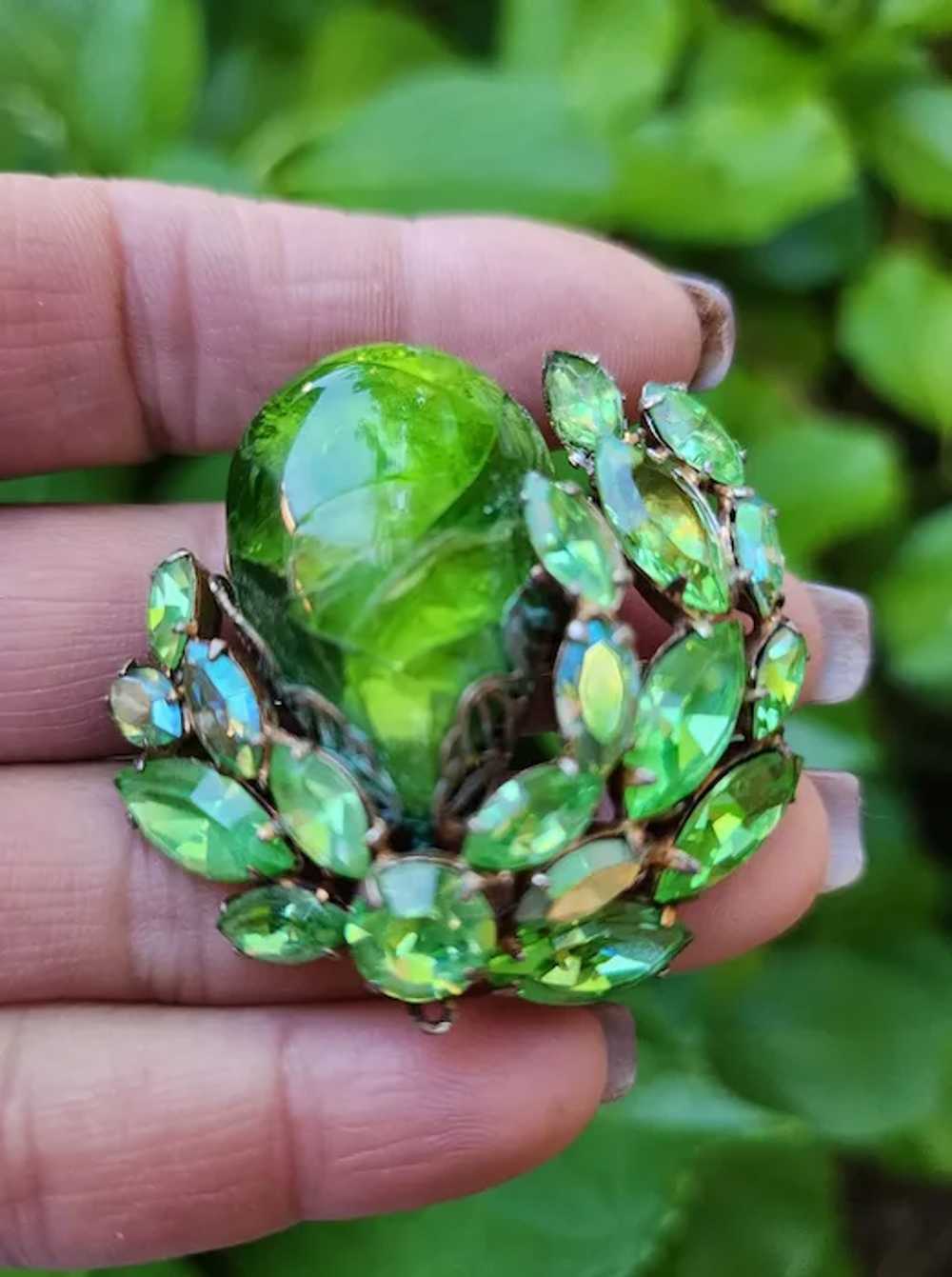 Beautiful Kelly Green Glass and Rhinestone Regenc… - image 5