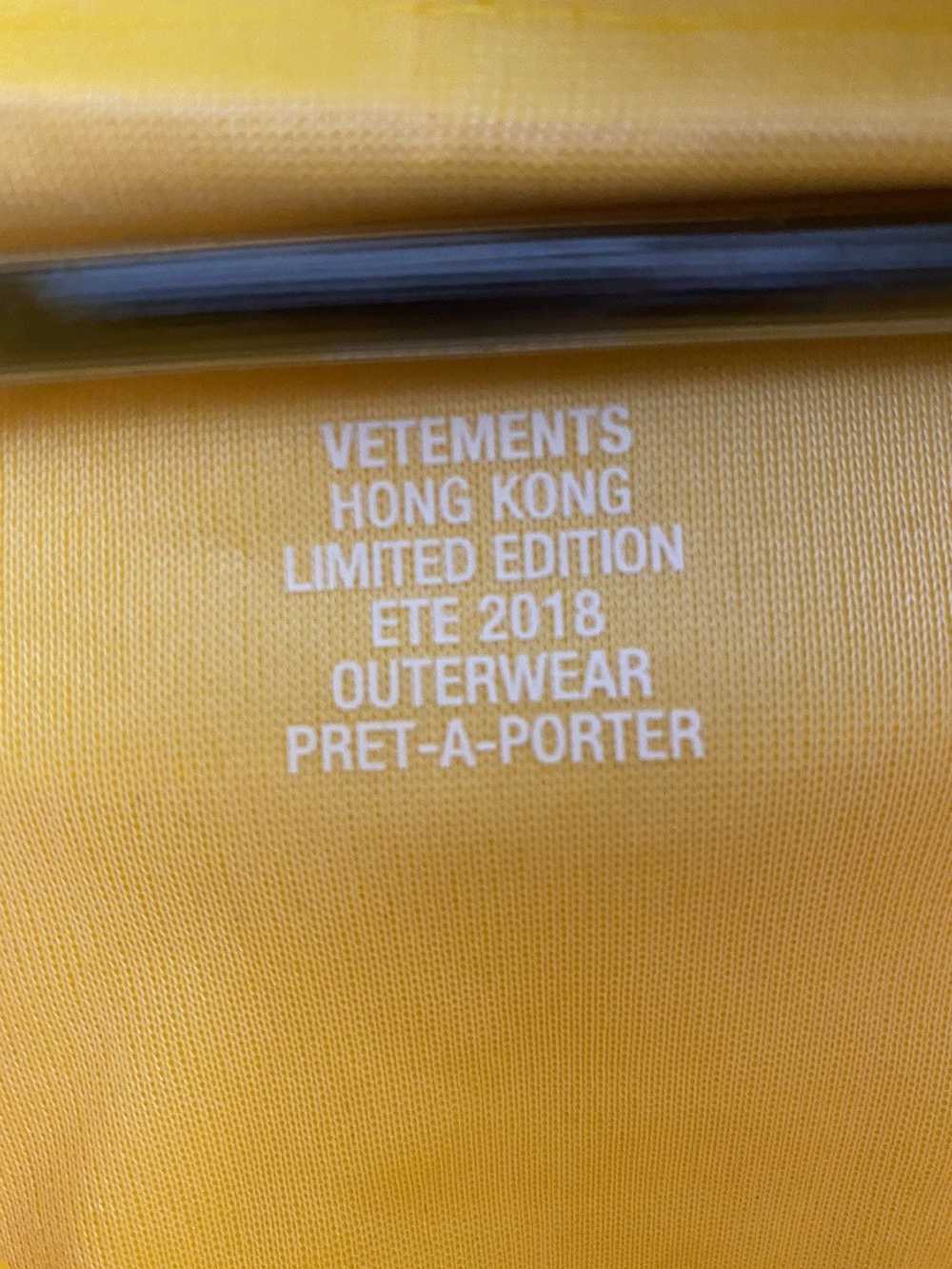 Vetements Vetements x DHL HK EXCLUSIVE RAINCOAT - image 6